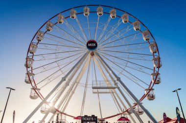 Adelaide, Güney Avustralya - 12 Ocak 2019: Glenelg Mix102.3 Dev Dönme Dolap Moseley Meydanı 'ndan parlak bir yaz gününde izlendi