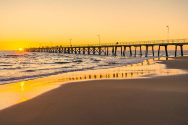 Port Noarlunga plajı Jetty ile gün batımında, Güney Avustralya