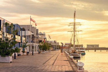 Port Adelaide, Avustralya - 8 Aralık 2018: Port Adelaide gün batımında Port River 'da evleri ve gemileri olan liman