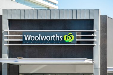 Adelaide, Avustralya - 17 Ağustos 2019: Aydınlık bir günde Unley alışveriş merkezinin girişinin üstündeki Woolworth logosu
