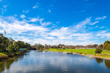 Adelaide, Güney Avustralya - 4 Ağustos 2019: Adelaide Riverbank açık bir günde Torrens Nehri 'nden geçen Rotunda' ya doğru baktı