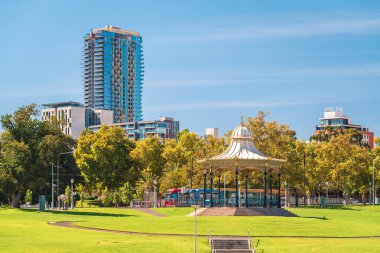 Adelaide şehir rotundası Elder Park 'ta aydınlık bir günde