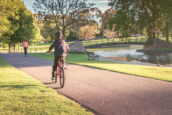 オーストラリアの少年は1日にアデレードパークランドの自転車レーンに乗っています — ストック写真