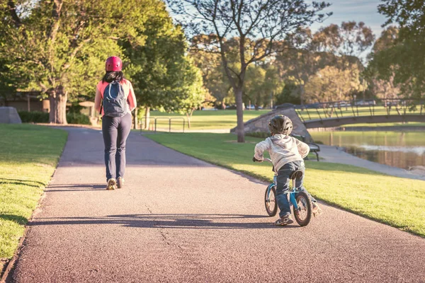 애들레이드 즈에서 어머니를 따라다니면서 자전거를 — 스톡 사진