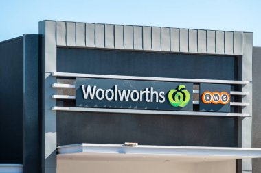 Adelaide, Avustralya - 17 Ağustos 2019: Woolworth ve BWS logoları parlak bir günde Unley alışveriş merkezinin girişinin üzerinde