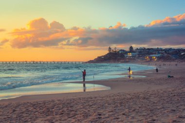 Adelaide, Güney Avustralya - 7 Temmuz 2019: Port Noarlunga plajındaki insanlar