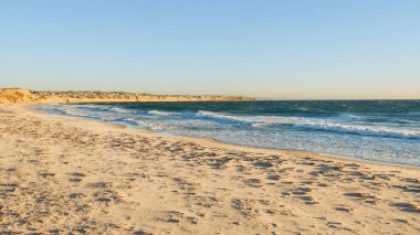 Blanche Point sahil şeridi rüzgarlı bir günbatımında gözcü, Güney Avustralya