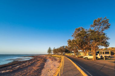 Moonta Körfezi, Güney Avustralya - 26 Ekim 2019: Moonta Körfezi karavan parkı ve gün batımında seyredilen arabalar
