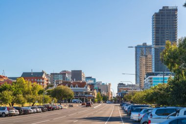 Adelaide, Güney Avustralya - 4 Nisan 2021: Adelaide City gökyüzü aydınlık bir günde doğu tarafından görüldü