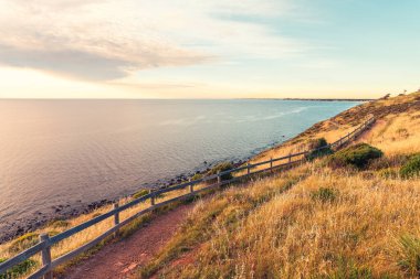 Marion 'dan Hallett Cove Coastal Walking Trail' e gün batımında, Güney Avustralya, Güney Avustralya