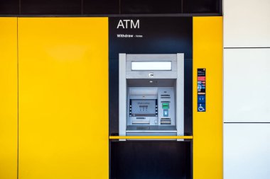 Adelaide, Güney Avustralya - 17 Ağustos 2019: Bir gün içinde Unley alışveriş merkezinin girişine yakın olan Commonwealth Bank şubesi ATM