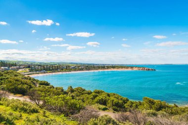 Port Elliot, Freeman Nob 'dan Bayviewed' in pitoresk kıyı şeridiyle aydınlık bir günde, Fleurieu Yarımadası, Güney Avustralya