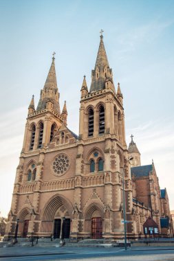 Kuzey Adelaide 'deki St. Peter Katedrali, Güney Avustralya' daki King William Yolu boyunca izlendi..