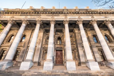 Adelaide 'deki eski parlamento binası cephesi, Kuzey Terrace, Güney Avustralya' dan izleniyor.
