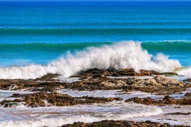 Dalgalar ve kıyı kayalar