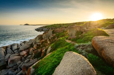Günbatımı adanın yukarıda