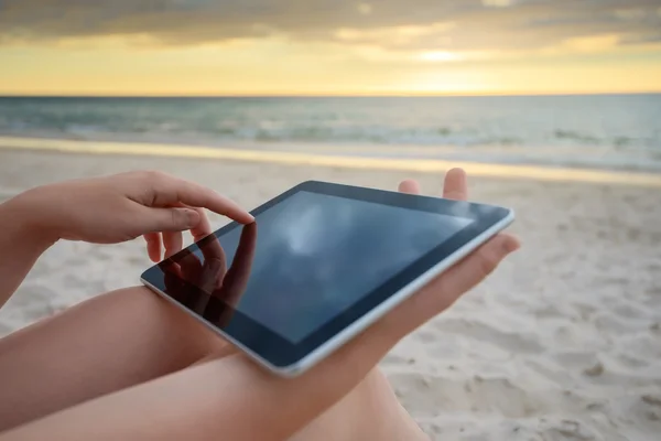 bir tablet kullanan kadın
