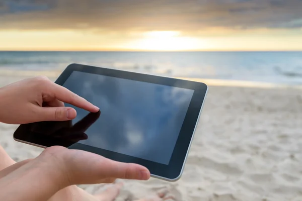 Bir tablet vasıl belgili tanımlık kıyı kullanan kadın