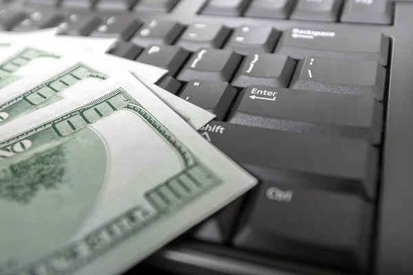 Dinero en el teclado del ordenador — Foto de Stock