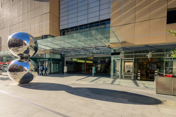 阿德莱德，南澳大利亚-2015 年 1 月 27 日: 梯级购物中心球和行人. — 图库照片
