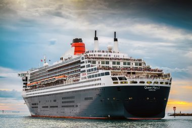 Queen Mary 2 clipart