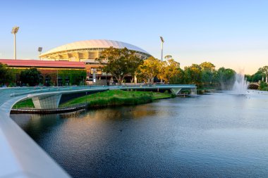 Adelaide Oval ve dere Torrens yaya köprüsü