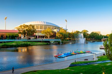 Adelaide Oval ve dere Torrens yaya köprüsü