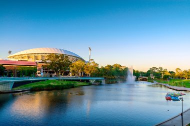 Adelaide Oval ve dere Torrens yaya köprüsü