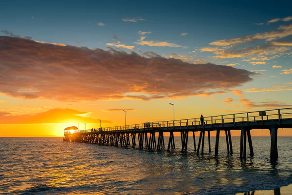 Pescatore al molo al tramonto — Foto Stock