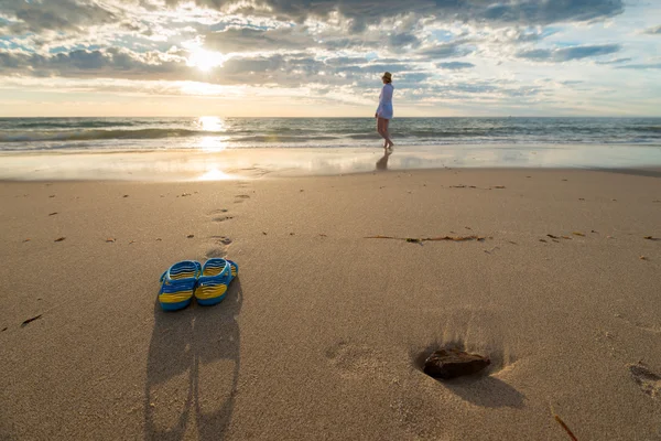 Scarpe in spiaggia — Foto Stock