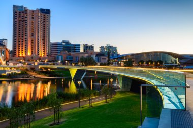 Gece şehir Adelaide
