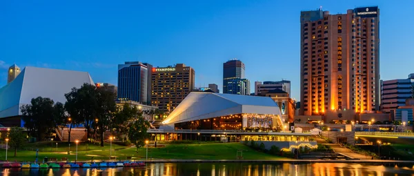 Adelaide stad bij nacht — Stockfoto