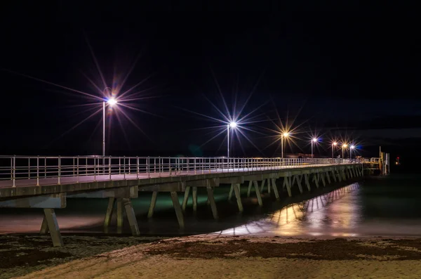 İskele ve gece ışıkları — Stok fotoğraf