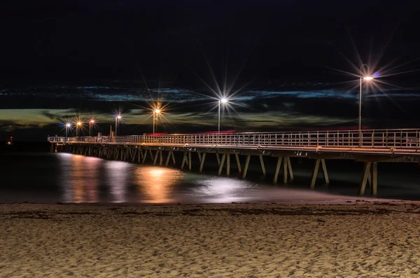 Seebrücke und Nachtbeleuchtung — Stockfoto