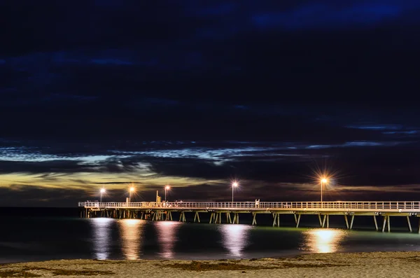 Seebrücke und Nachtbeleuchtung — Stockfoto