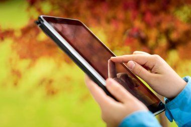 Tablet kullanan kadın