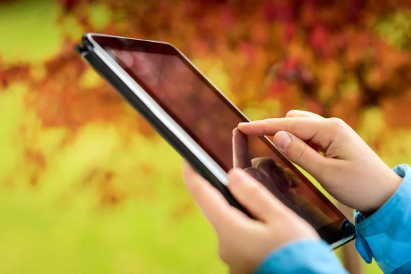 Tablet kullanan kadın