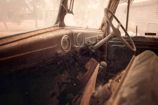 Interior viejo coche oxidado —  Fotos de Stock