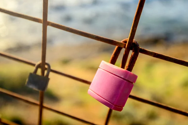 Roestige liefde sloten opknoping op het hek als een symbool van loyaliteit en — Stockfoto