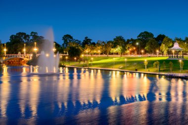 Yaşlı Park çeşme gece, Adelaide şehir