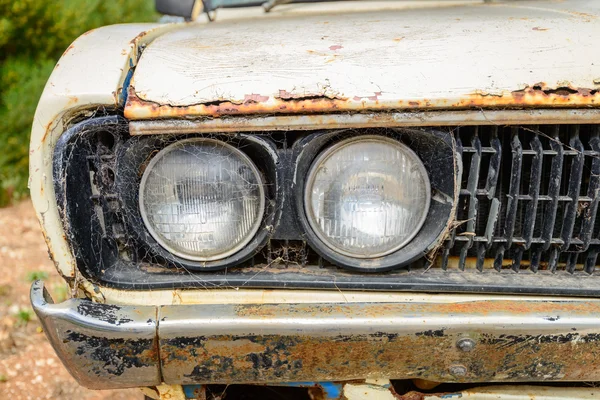 Velho carro enferrujado abandonado — Fotografia de Stock