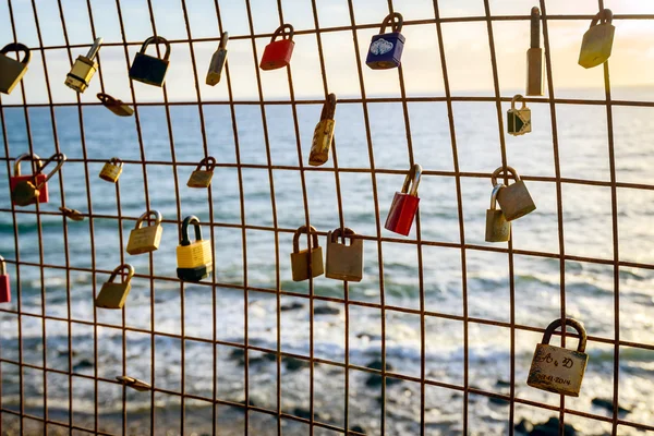 Arrugginito amore serrature appeso alla recinzione come simbolo di lealtà e — Foto Stock