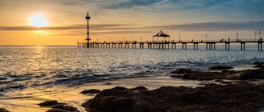 İnsanlar gün batımında iskelede