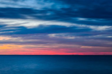 Uzun pozlama günbatımı denizden