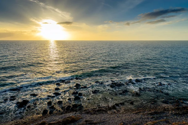 Denizin üzerinde dramatik gün batımı — Stok fotoğraf