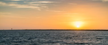 Sahilde gün batımı