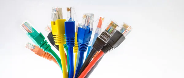 Rj-45 bağlayıcılarıyla birlikte renkli ethernet yama kordonlar