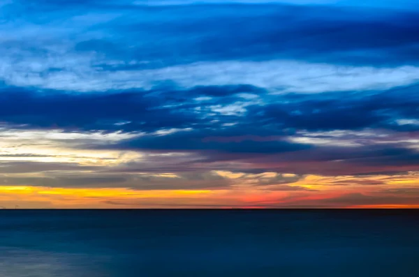 Uzun pozlama dramatik günbatımı — Stok fotoğraf