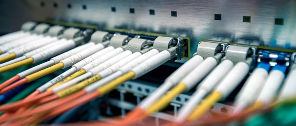 Interruptor de fibra óptica con cables — Foto de Stock