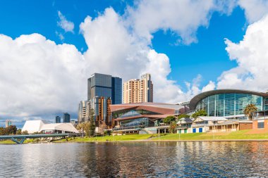 Adelaide, Avustralya 14 Temmuz 2024: Nehir kıyısındaki Torrens nehrinden sabah manzarası.
